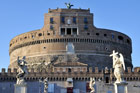 Rzym. Zamek św. Anioła widziany z Mostu św. Anioła. - foto: wnieznane.pl Rzym. Zamek św. Anioła widziany z Mostu św. Anioła. - foto: wnieznane.pl
