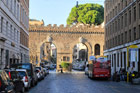 Rzym. Brama przy Via del Conziliazione. - foto: wnieznane.pl Rzym. Brama przy Via del Conziliazione. - foto: wnieznane.pl