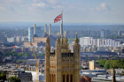 Londyn. Brytyjska flaga na wieży Parlamentu. - foto: wnieznane.pl Londyn. Brytyjska flaga na wieży Parlamentu. - foto: wnieznane.pl