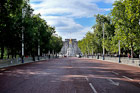 Londyn. Aleja The Mall - widok na Queen Victoria Memorial i Pałac Buckingham. - foto: wnieznane.pl Londyn. Aleja The Mall - widok na Queen Victoria Memorial i Pałac Buckingham. - foto: wnieznane.pl