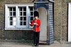 Londyn. Straż królewska z charakterystyczną czapką. - foto: wnieznane.pl Londyn. Straż królewska z charakterystyczną czapką. - foto: wnieznane.pl