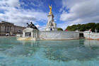 Londyn. Fontanna i pomnik Queen Victoria Memorial. Z lewej Pałac Buckingham. - foto: wnieznane.pl Londyn. Fontanna i pomnik Queen Victoria Memorial. Z lewej Pałac Buckingham. - foto: wnieznane.pl