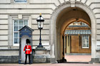 Londyn. Straż królewska na dziedzińcu Buckingham Palace. - foto: wnieznane.pl Londyn. Straż królewska na dziedzińcu Buckingham Palace. - foto: wnieznane.pl