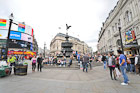Londyn. Pomnik na środku Piccadilly Circus. - foto: wnieznane.pl Londyn. Pomnik na środku Piccadilly Circus. - foto: wnieznane.pl