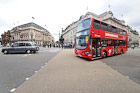 Londyn. Piętrowy autobus na Piccadilly Circus. - foto: wnieznane.pl Londyn. Piętrowy autobus na Piccadilly Circus. - foto: wnieznane.pl