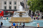 Londyn. Ogromna fontanna na Trafalgar Square. - foto: wnieznane.pl Londyn. Ogromna fontanna na Trafalgar Square. - foto: wnieznane.pl