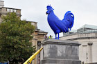 Londyn. Niebieski kogut - czasowa wystawa na jednym z postumentów na Trafalgar Square. - foto: wnieznane.pl Londyn. Niebieski kogut - czasowa wystawa na jednym z postumentów na Trafalgar Square. - foto: wnieznane.pl