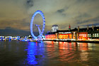 Londyn Eye i okoliczne budynki, tym razem podświetlone na czerwono. - foto: wnieznane.pl Londyn Eye i okoliczne budynki, tym razem podświetlone na czerwono. - foto: wnieznane.pl