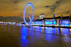 Londyn nocą. London Eye i okoliczne budynki, światła odbite w wodach Tamizy. - foto: wnieznane.pl Londyn nocą. London Eye i okoliczne budynki, światła odbite w wodach Tamizy. - foto: wnieznane.pl