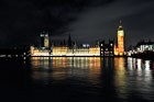 Londyn. Oświetlony budynek Parlamentu i Big Ben widziane z drugiego brzegu Tamizy. - foto: wnieznane.pl Londyn. Oświetlony budynek Parlamentu i Big Ben widziane z drugiego brzegu Tamizy. - foto: wnieznane.pl