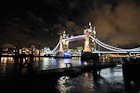 Londyn. Tower Bridge i światła odbite w Tamizie. - foto: wnieznane.pl Londyn. Tower Bridge i światła odbite w Tamizie. - foto: wnieznane.pl