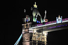 Londyn. Wspaniale oświetlony Most Tower. - foto: wnieznane.pl Londyn. Wspaniale oświetlony Most Tower. - foto: wnieznane.pl