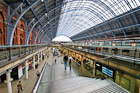 Londyn. Wspaniałe wnętrze hali dworca kolejowego St Pancras. - foto: wnieznane.pl Londyn. Wspaniałe wnętrze hali dworca kolejowego St Pancras. - foto: wnieznane.pl