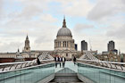 Londyn. Kładka widokowa Millenium Bridge, w tle Katedra św. Pawła. - foto: wnieznane.pl Londyn. Kładka widokowa Millenium Bridge, w tle Katedra św. Pawła. - foto: wnieznane.pl
