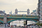 Londyn. Widok na zielony Southwark Bridge i Tower Bridge. - foto: wnieznane.pl Londyn. Widok na zielony Southwark Bridge i Tower Bridge. - foto: wnieznane.pl