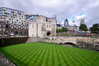 Londyn. Zielona trawa na terenie Tower of London. - foto: wnieznane.pl Londyn. Zielona trawa na terenie Tower of London. - foto: wnieznane.pl