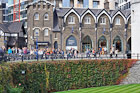 Londyn. Turyści zmierzający do Tower of London. W tle oficjalny sklep przy fortecy. - foto: wnieznane.pl Londyn. Turyści zmierzający do Tower of London. W tle oficjalny sklep przy fortecy. - foto: wnieznane.pl