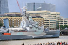 Londyn. Krążownik HMS Belfast doskonale komponuje się z nowoczesnymi londyńskimi biurowcami. - foto: wnieznane.pl Londyn. Krążownik HMS Belfast doskonale komponuje się z nowoczesnymi londyńskimi biurowcami. - foto: wnieznane.pl