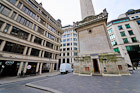 Londyn. The Monument, a obok nowoczesne biurowce. - foto: wnieznane.pl Londyn. The Monument, a obok nowoczesne biurowce. - foto: wnieznane.pl
