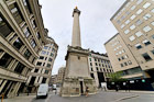 Londyn. The Monument i jego otoczenie. - foto: wnieznane.pl Londyn. The Monument i jego otoczenie. - foto: wnieznane.pl
