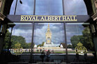 Londyn. Pomnik Albert Memorial odbity w szybie Royal Albert Hall. - foto: wnieznane.pl Londyn. Pomnik Albert Memorial odbity w szybie Royal Albert Hall. - foto: wnieznane.pl