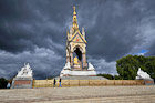 Londyn. Albert Memorial - wspaniały pomnik upamiętniający księcia Alberta, stojący na terenie Kensington Gardens. Za nim czarne chmury zwiastujące deszcz. - foto: wnieznane.pl Londyn. Albert Memorial - wspaniały pomnik upamiętniający księcia Alberta, stojący na terenie Kensington Gardens. Za nim czarne chmury zwiastujące deszcz. - foto: wnieznane.pl