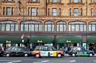 Londyn. Taksówki przed najsłynniejszym domem towarowym - Harrods. - foto: wnieznane.pl Londyn. Taksówki przed najsłynniejszym domem towarowym - Harrods. - foto: wnieznane.pl