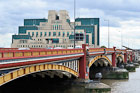 Londyn. Na pierwszym planie Vauxhall Bridge, w głębi siedziba MI6, czyli brytyjskiego wywiadu. - foto: wnieznane.pl Londyn. Na pierwszym planie Vauxhall Bridge, w głębi siedziba MI6, czyli brytyjskiego wywiadu. - foto: wnieznane.pl
