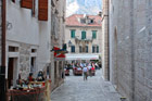 Czarnogóra. Kotor. Na jednej z kamiennych uliczek Starówki. - foto: wnieznane.pl Czarnogóra. Kotor. Na jednej z kamiennych uliczek Starówki. - foto: wnieznane.pl