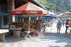 Czarnogóra. Kotor. Stragany spożywcze wzdłuż miejskich murów. - foto: wnieznane.pl Czarnogóra. Kotor. Stragany spożywcze wzdłuż miejskich murów. - foto: wnieznane.pl