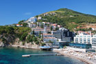 Czarnogóra. Budva. Hotele rozsiane na zboczu. - foto: wnieznane.pl Czarnogóra. Budva. Hotele rozsiane na zboczu. - foto: wnieznane.pl