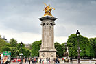 Paryż. Jedna z kolumn przy najładniejszym paryskim moście - Pont Alexandre III. - foto: wnieznane.pl Paryż. Jedna z kolumn przy najładniejszym paryskim moście - Pont Alexandre III. - foto: wnieznane.pl