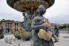 Paryż. Jedna z kilku fontann na Place de la Concorde. - foto: wnieznane.pl Paryż. Jedna z kilku fontann na Place de la Concorde. - foto: wnieznane.pl