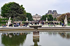 Paryż. Staw i fontanna w Jardin des Tuileries. - foto: wnieznane.pl Paryż. Staw i fontanna w Jardin des Tuileries. - foto: wnieznane.pl