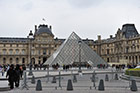 Paryż. Piramida i Luwr w pochmurny dzień nie prezentują się tak efektownie. - foto: wnieznane.pl Paryż. Piramida i Luwr w pochmurny dzień nie prezentują się tak efektownie. - foto: wnieznane.pl