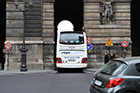 Paryż. Autobus wjeżdża w wąziutki przejazd do Luwru. - foto: wnieznane.pl Paryż. Autobus wjeżdża w wąziutki przejazd do Luwru. - foto: wnieznane.pl