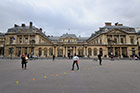 Paryż. Plac przed Palais Royal. - foto: wnieznane.pl Paryż. Plac przed Palais Royal. - foto: wnieznane.pl