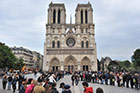 Paryż. Katedra Notre-Dame i długa kolejka oczekujących do wejścia. - foto: wnieznane.pl Paryż. Katedra Notre-Dame i długa kolejka oczekujących do wejścia. - foto: wnieznane.pl