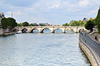 Paryż. Pont Neuf, w tle Wieża Eiffla. - foto: wnieznane.pl Paryż. Pont Neuf, w tle Wieża Eiffla. - foto: wnieznane.pl