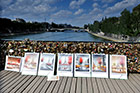 Paryż. Pont des Arts - zakochani, kłódki i obrazy lokalnych artystów. - foto: wnieznane.pl Paryż. Pont des Arts - zakochani, kłódki i obrazy lokalnych artystów. - foto: wnieznane.pl