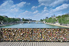 Paryż. Szczelnie wypełniony kłódkami Pont des Arts. - foto: wnieznane.pl Paryż. Szczelnie wypełniony kłódkami Pont des Arts. - foto: wnieznane.pl