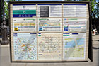 Paryż. Rozkłady jazdy, mapki i wszystkie niezbędne informacje znajdują się na każdym przystanku komunikacji miejskiej. - foto: wnieznane.pl Paryż. Rozkłady jazdy, mapki i wszystkie niezbędne informacje znajdują się na każdym przystanku komunikacji miejskiej. - foto: wnieznane.pl