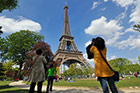 Paryż. Chyba każdy turysta w Paryżu robi zdjęcie Wieży Eiffla. - foto: wnieznane.pl Paryż. Chyba każdy turysta w Paryżu robi zdjęcie Wieży Eiffla. - foto: wnieznane.pl