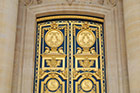 Paryż. Złote drzwi do katedry, w której mieści się grób Napoleona. - foto: wnieznane.pl Paryż. Złote drzwi do katedry, w której mieści się grób Napoleona. - foto: wnieznane.pl
