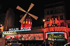 Paryż. Słynny kabaret Moulin Rouge. - foto: wnieznane.pl Paryż. Słynny kabaret Moulin Rouge. - foto: wnieznane.pl