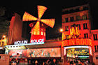 Paryż. Słynny kabaret Moulin Rouge. - foto: wnieznane.pl Paryż. Słynny kabaret Moulin Rouge. - foto: wnieznane.pl