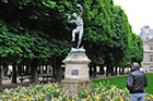 Paryż. Jedna z wielu rzeźb zdobiących Jardin du Luxembourg. - foto: wnieznane.pl Paryż. Jedna z wielu rzeźb zdobiących Jardin du Luxembourg. - foto: wnieznane.pl