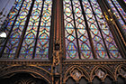 Paryż. Rzeźby i ogromne witraże zdobią Sainte Chapelle. - foto: wnieznane.pl Paryż. Rzeźby i ogromne witraże zdobią Sainte Chapelle. - foto: wnieznane.pl
