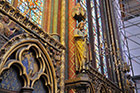 Paryż. Rzeźby i ogromne witraże zdobią Sainte Chapelle. - foto: wnieznane.pl Paryż. Rzeźby i ogromne witraże zdobią Sainte Chapelle. - foto: wnieznane.pl