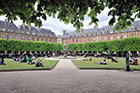 Paryż. Place des Vosges to popularne miejsce spotkań i odpoczynku mieszkańców Paryża. - foto: wnieznane.pl Paryż. Place des Vosges to popularne miejsce spotkań i odpoczynku mieszkańców Paryża. - foto: wnieznane.pl